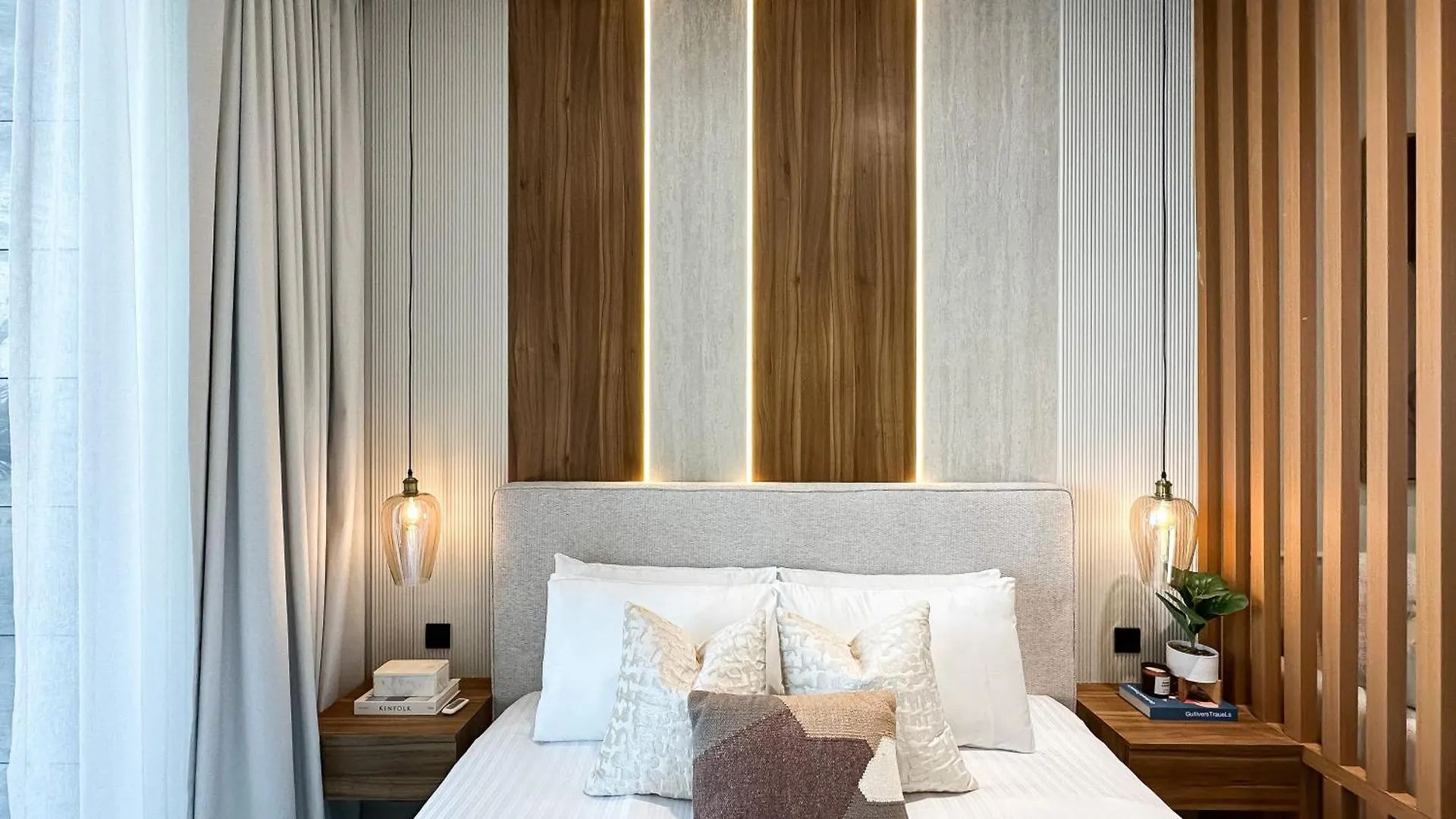 Apartment Elegant Getaway W Stunning Pool Canal Views Dubai